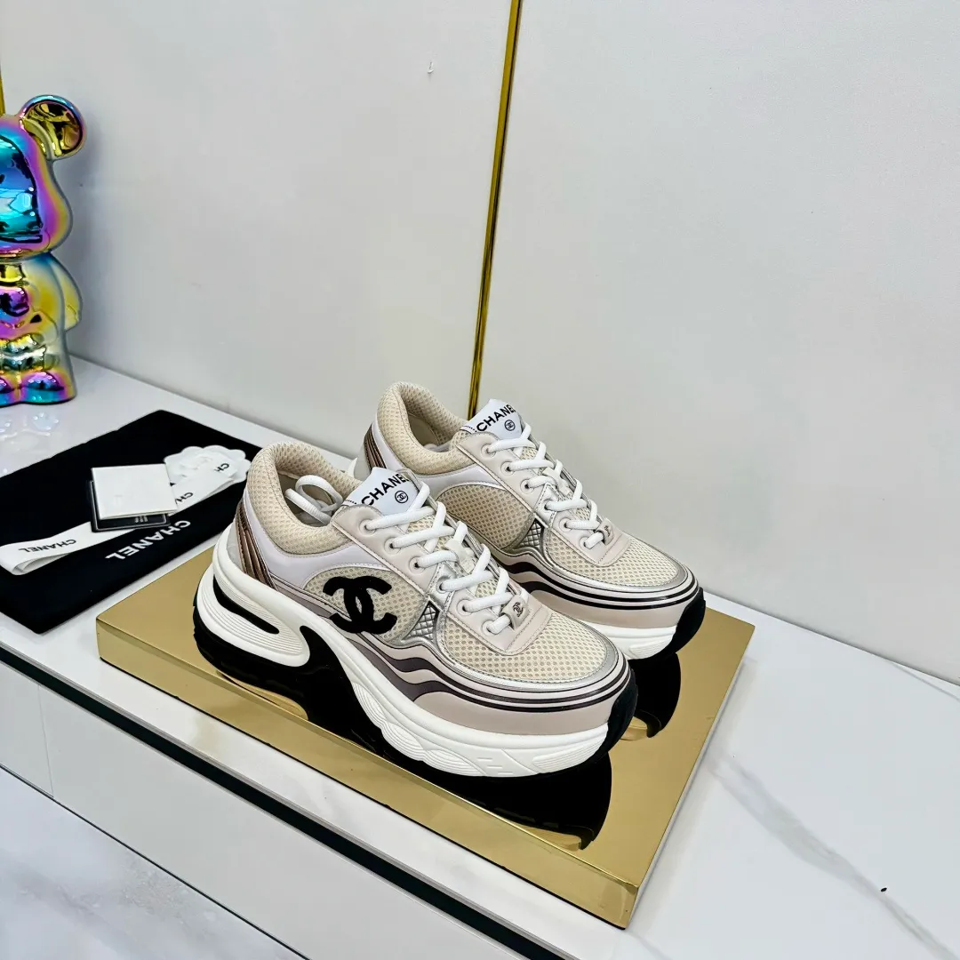 👟👟Ex-factory price 680👟👟 Upgraded version, upgraded version, upgraded version! No rebuttal accepted! ! ! ! Chanel Chanel panda shoes! 2025 counter's top casual sports shoes. This classic design; the upper is electro-embroidered with a variety of techniques; the outsole is fashionable and sporty; the unusual inclusion of a variety of color matching elements... The diversified mix and match is very good-looking and versatile, and can be used for leisure, fashion, sports, and outdoor... ꫛꫀꪝ Go➫ Materials: ❶Upper made of: original imported first-layer silk cowhide + original waterproof cloth + original first-layer cowhide ❷Inner lining: Original Yangli+Net ❸Outsole based on: Original TPU combination outsole Counter boutique packaging complete set for women 35–41 👉 👉 👉 👉